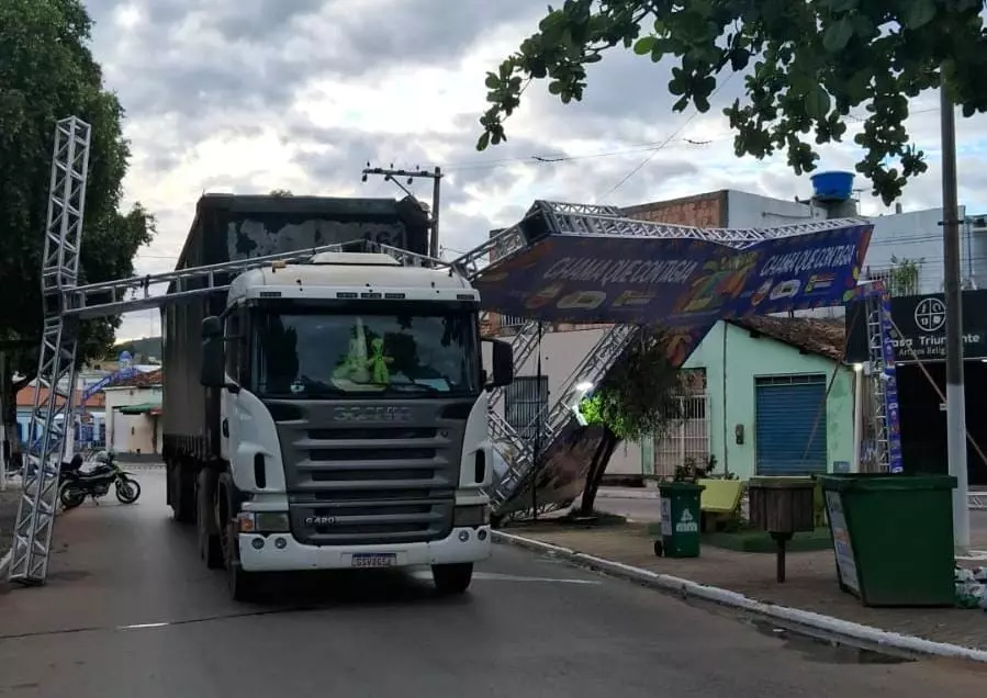 Imprudência de motorista de carreta danifica pórtico na entrada oeste do Circuito Zé de Hermes do Barreiras Folia, no Centro Histórico
